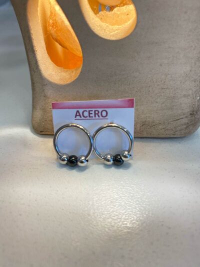 Aros con borlas negras