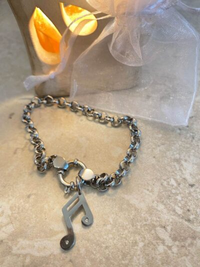 Pulsera con dije musical