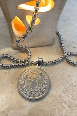 Collar con dije San Benito
